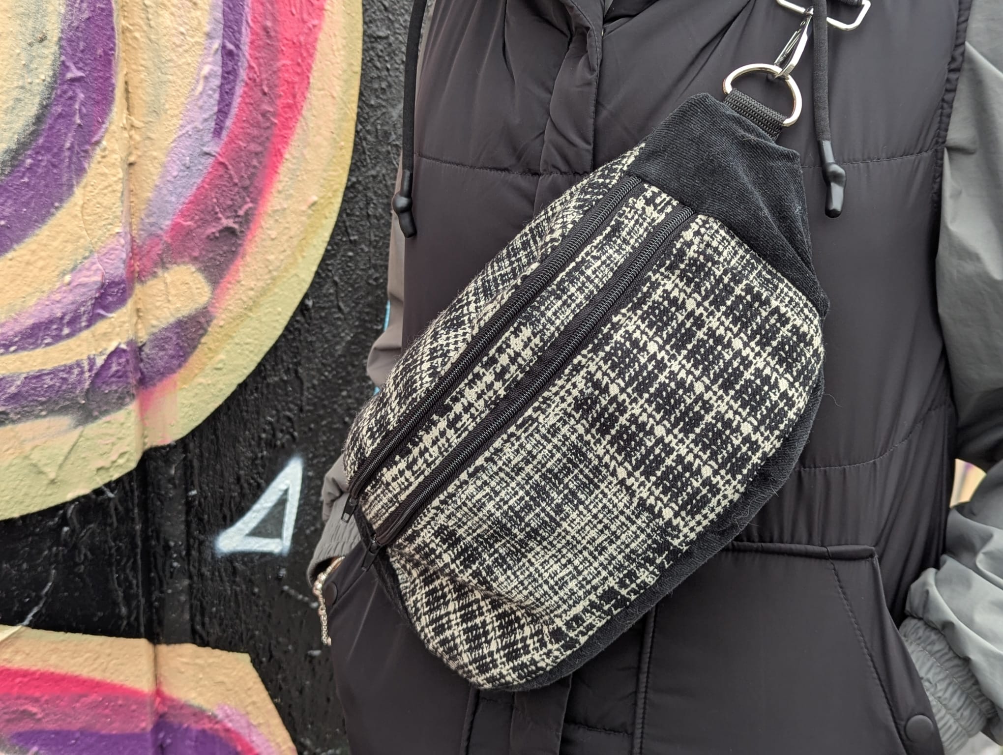 Ręcznie szyta nerka upcycling – ekologiczna torba handmade