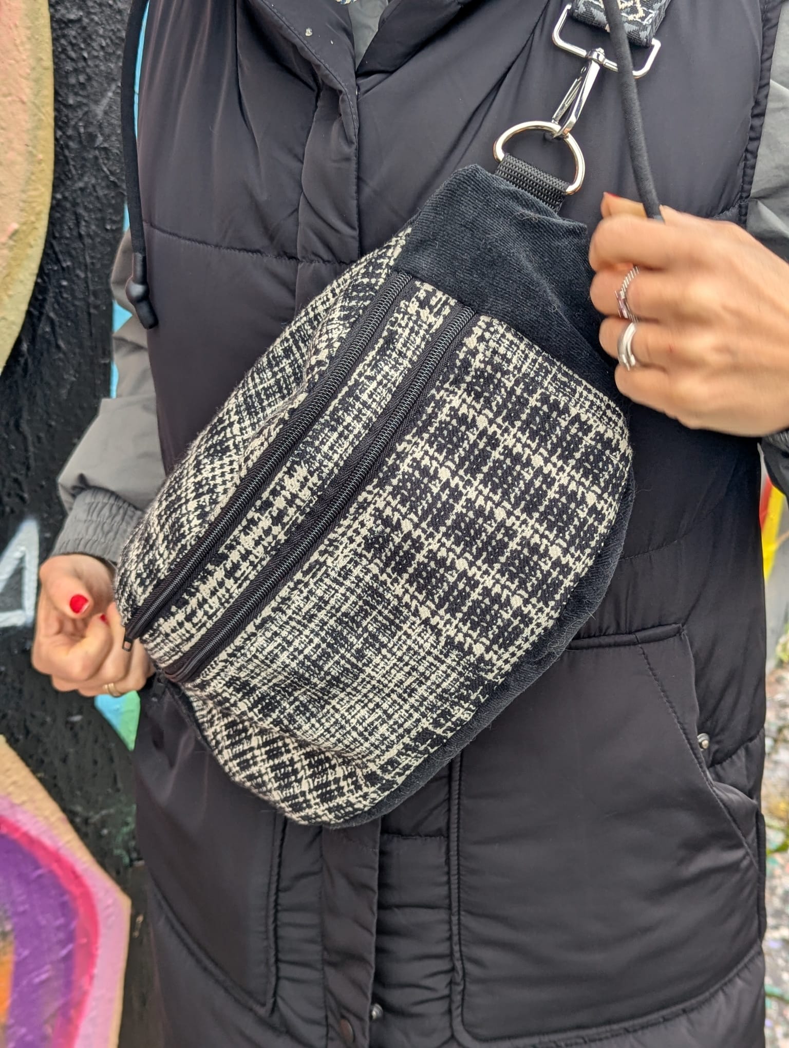 Ręcznie szyta nerka upcycling – ekologiczna torba handmade
