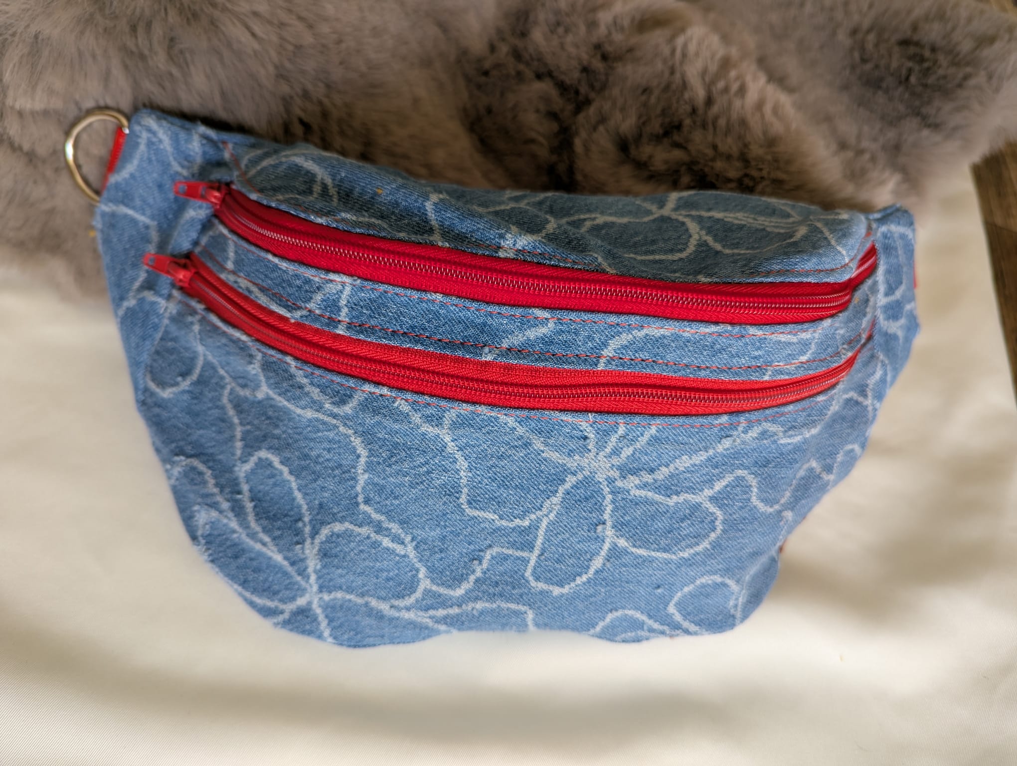 Ręcznie szyta nerka upcycling – ekologiczna torba handmade