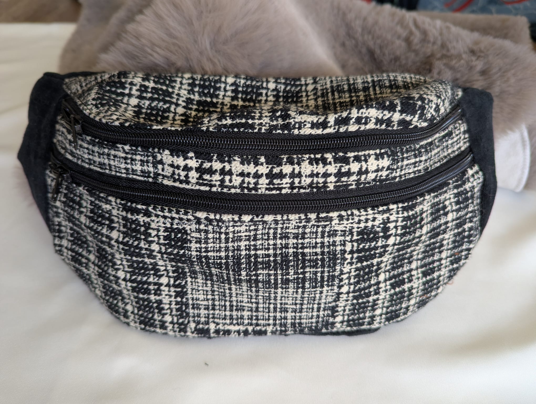 Ręcznie szyta nerka upcycling – ekologiczna torba handmade