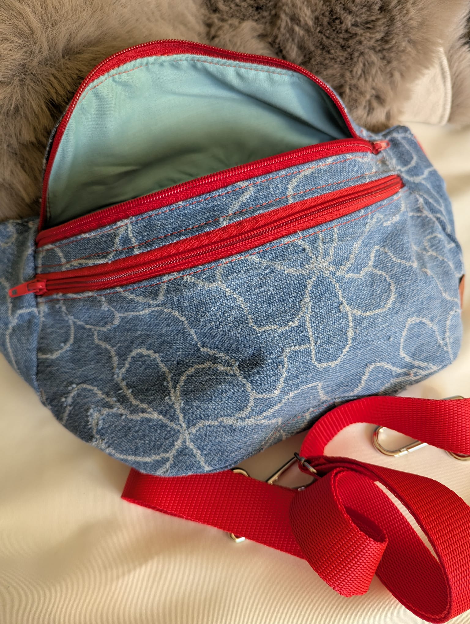 Ręcznie szyta nerka upcycling – ekologiczna torba handmade