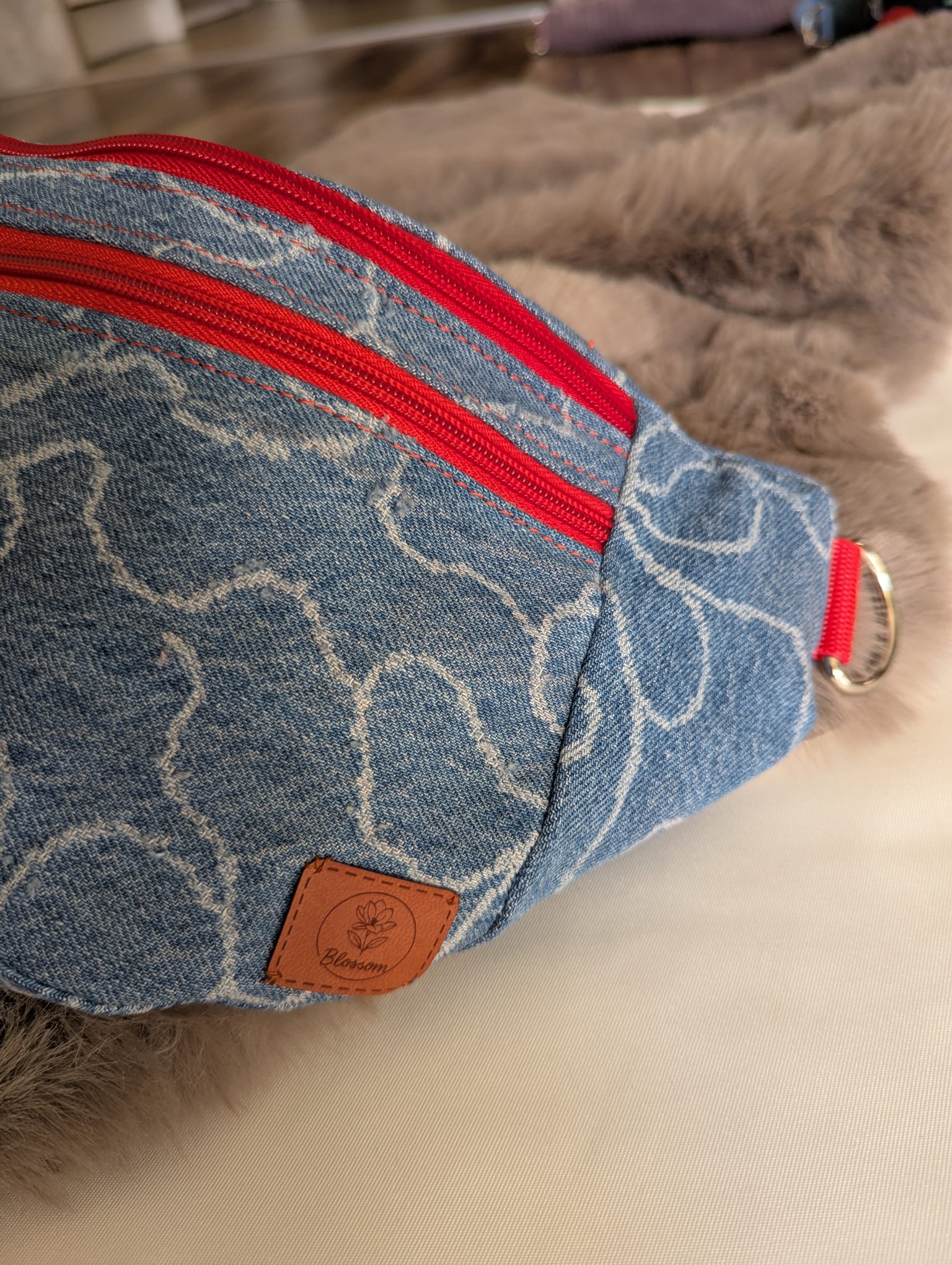 Ręcznie szyta nerka upcycling – ekologiczna torba handmade