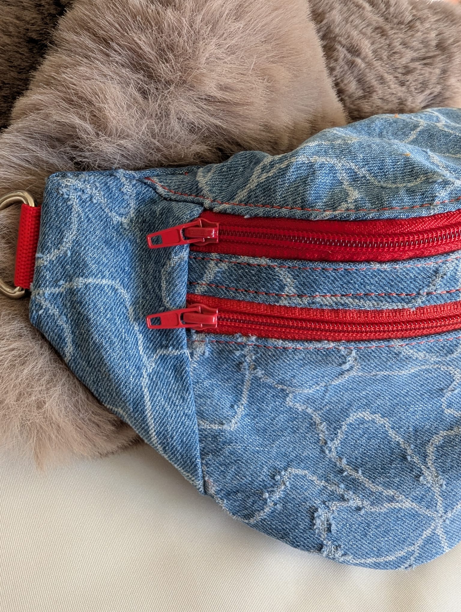Ręcznie szyta nerka upcycling – ekologiczna torba handmade