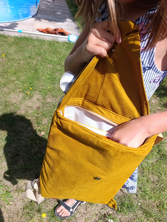 Rudo-srebrny welurowy plecak handmade w kształcie liska z odpinanym ogonem, wykonany w duchu upcyklingu.