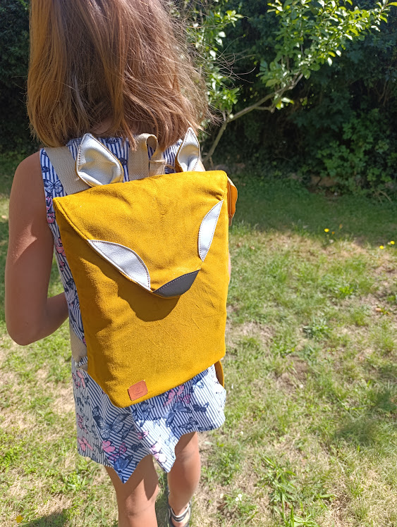 Rudo-srebrny welurowy plecak handmade w kształcie liska z odpinanym ogonem, wykonany w duchu upcyklingu.
