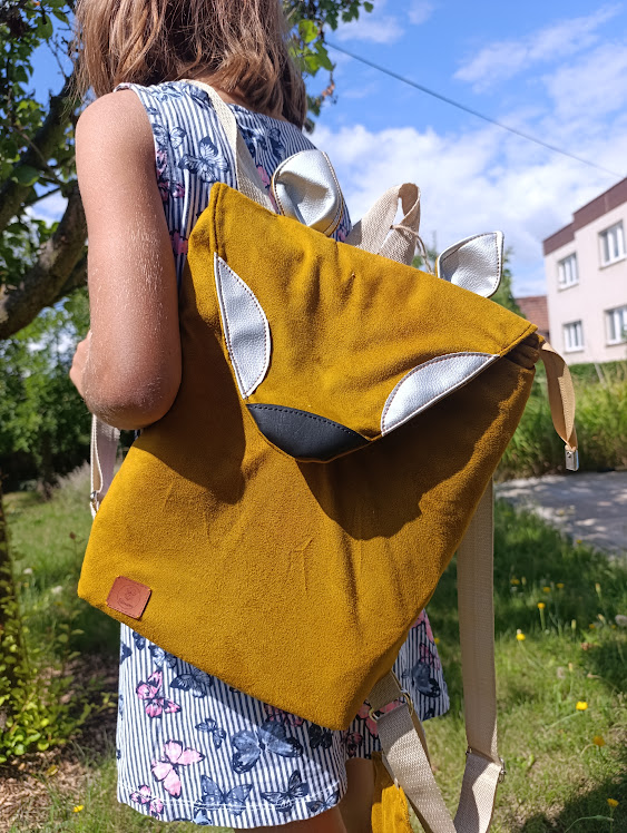 Rudo-srebrny welurowy plecak handmade w kształcie liska z odpinanym ogonem, wykonany w duchu upcyklingu.