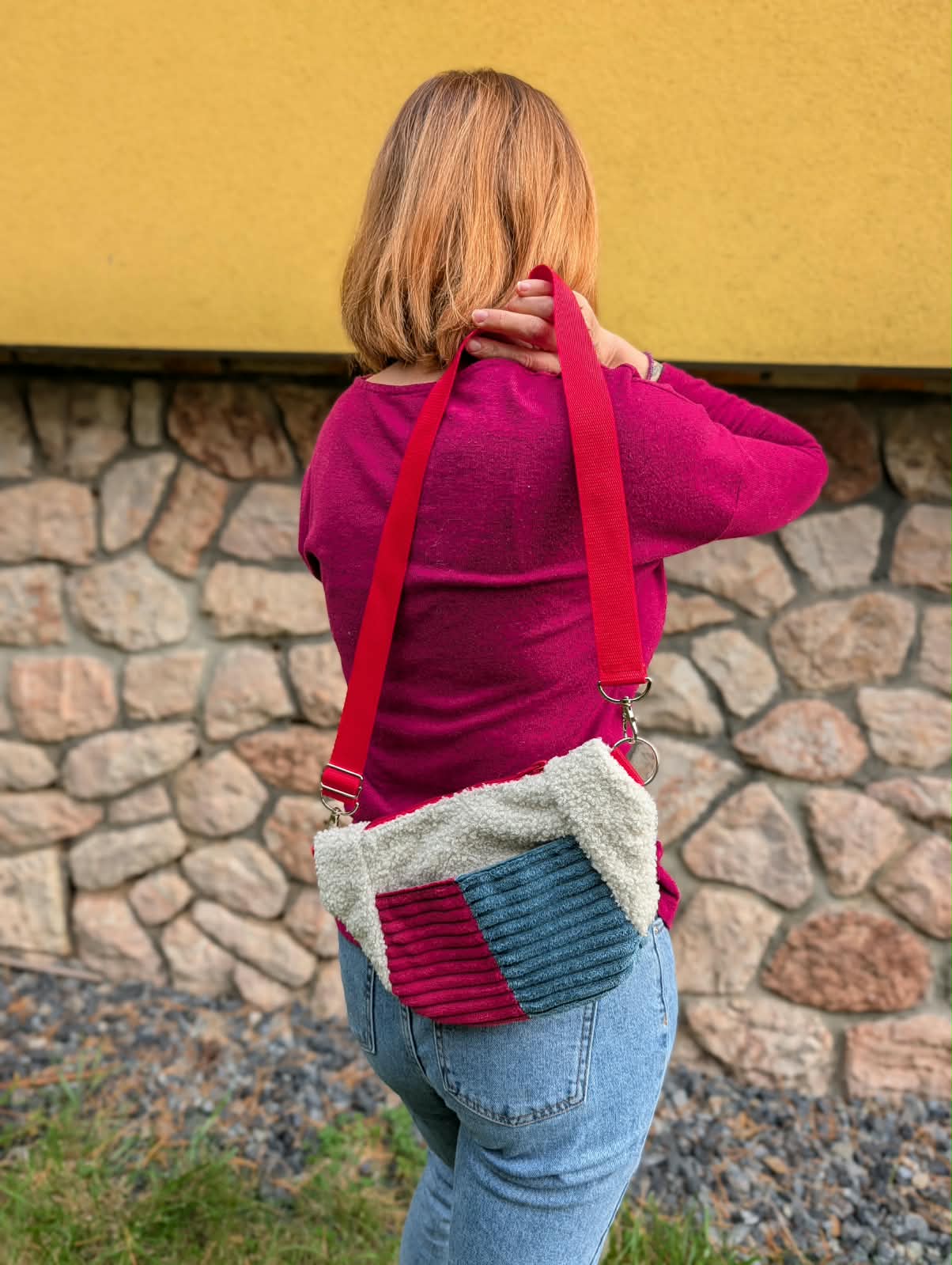 Kremowa puszysta nerka handmade z kieszenią z prążkowanego sztruksu w kolorze bordo i morskim turkusie.