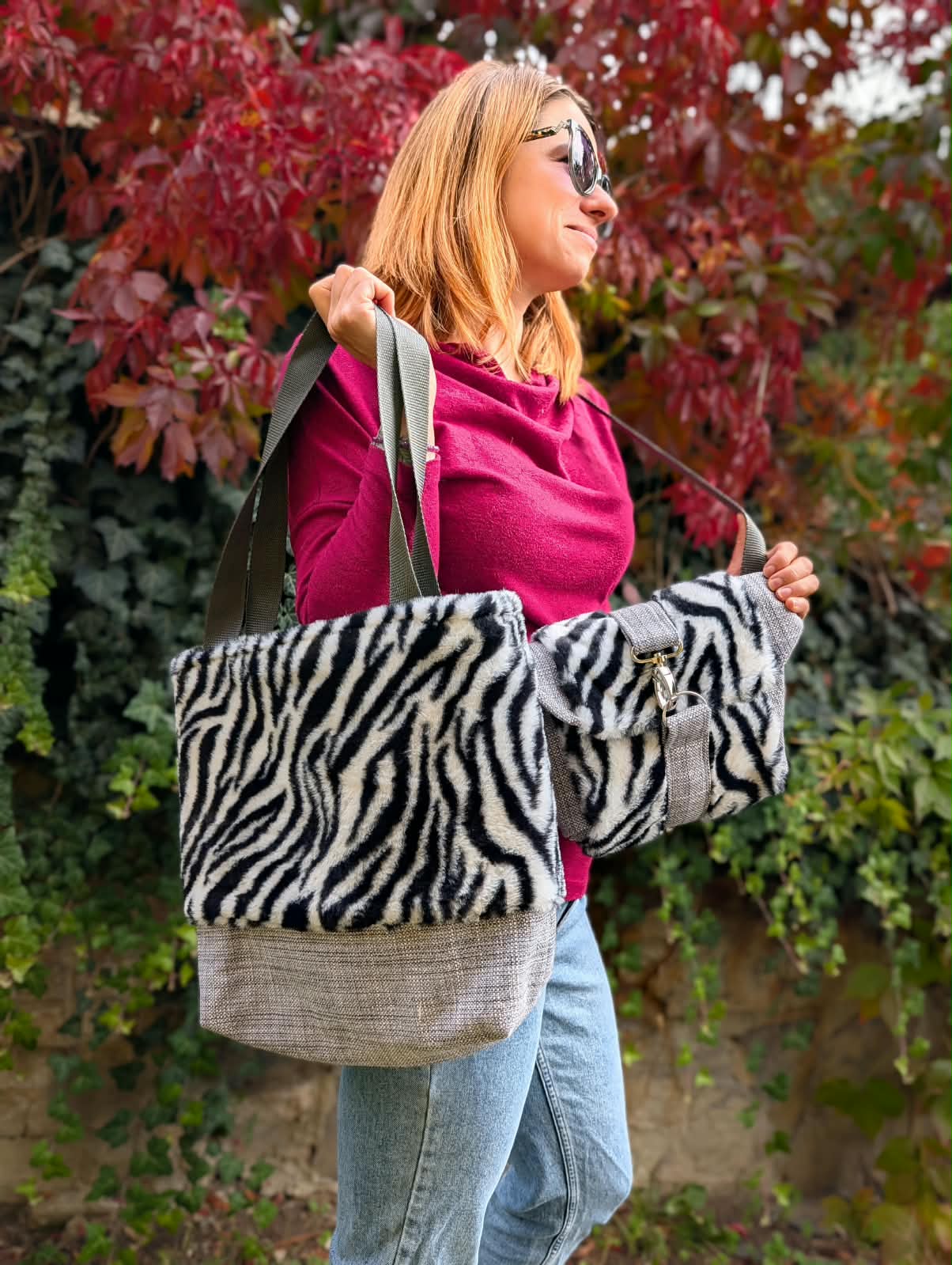 Zestaw toreb handmade w puchaty print zebry z szarymi dodatkami – torba tote i listonoszka uszyte z materiałów z odzysku.