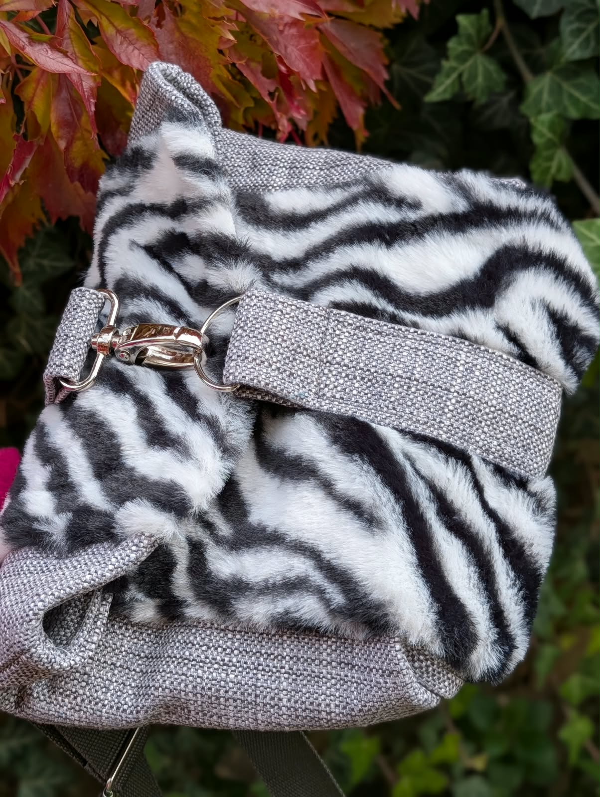 Zestaw toreb handmade w puchaty print zebry z szarymi dodatkami – torba tote i listonoszka uszyte z materiałów z odzysku.