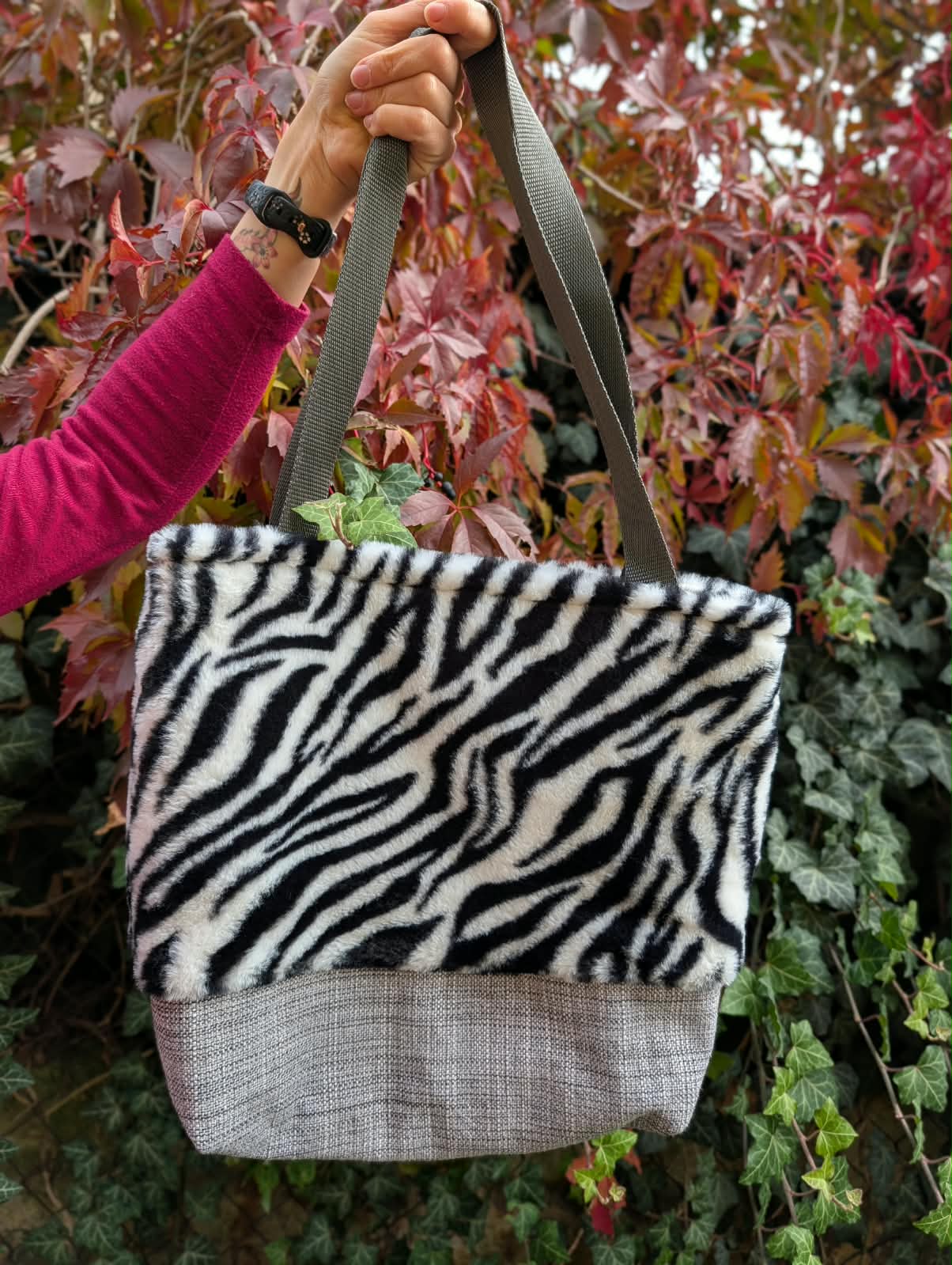 Zestaw toreb handmade w puchaty print zebry z szarymi dodatkami – torba tote i listonoszka uszyte z materiałów z odzysku.